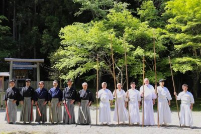 Vorführung der Hōzōinryū und der Yagyū Shinkageryū im Kitabatake-jinja (früher das Anwesen der Familie Kitabatake) 2018